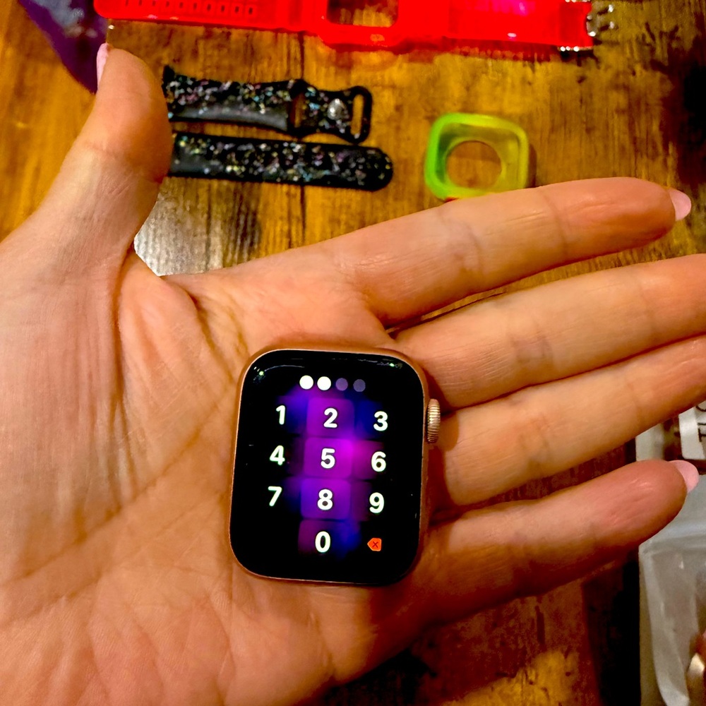 Selling Apple Watch Series 6 gps and cellular 
Iit will go with many cute bands